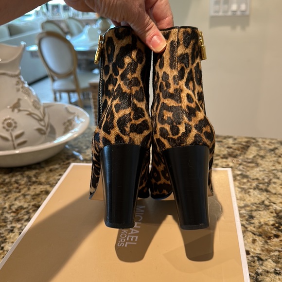 Michael Kors Margaret Bootie printed Haircalf - Picture 9 of 16